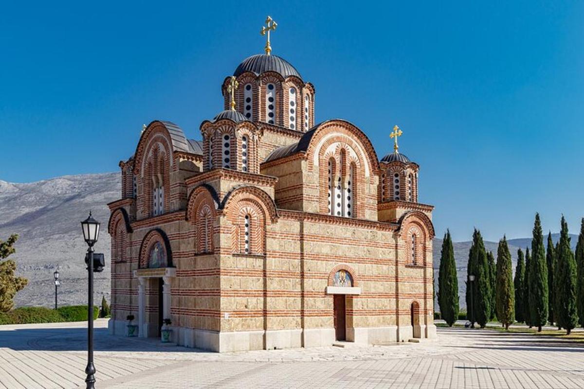 una grande chiesa in mattoni con una croce in cima
