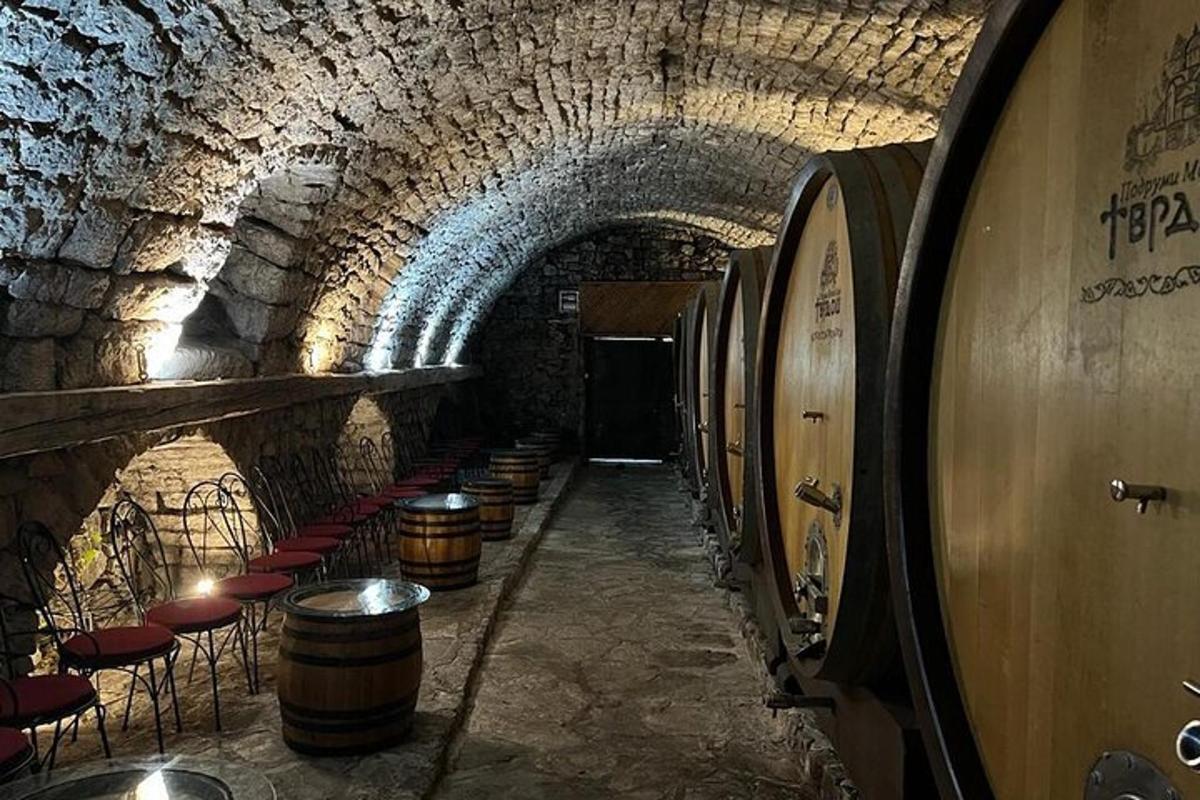 tunel so sudmi a stoličkami vo vínnej pivnici