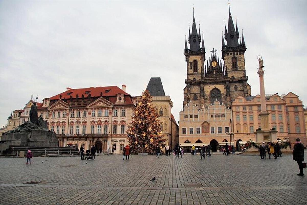vánoční strom uprostřed náměstí s budovami
