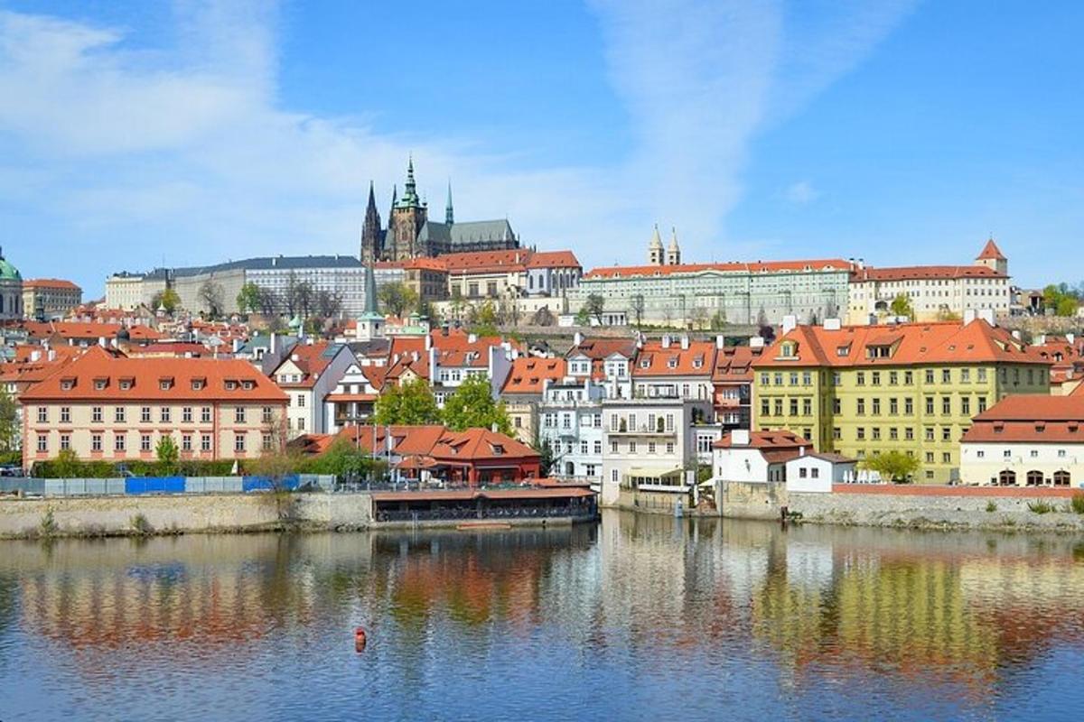 pohled na město s řekou a budovami