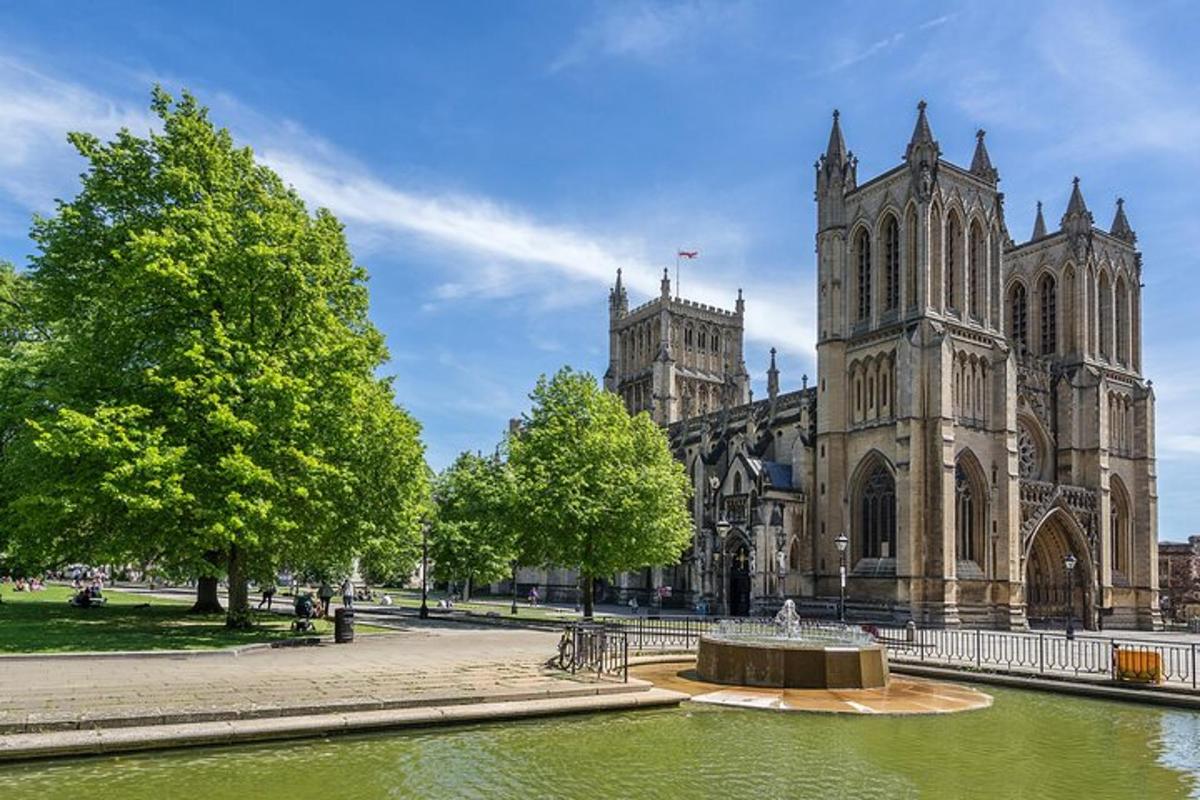 eine große Kathedrale mit einem Teich davor