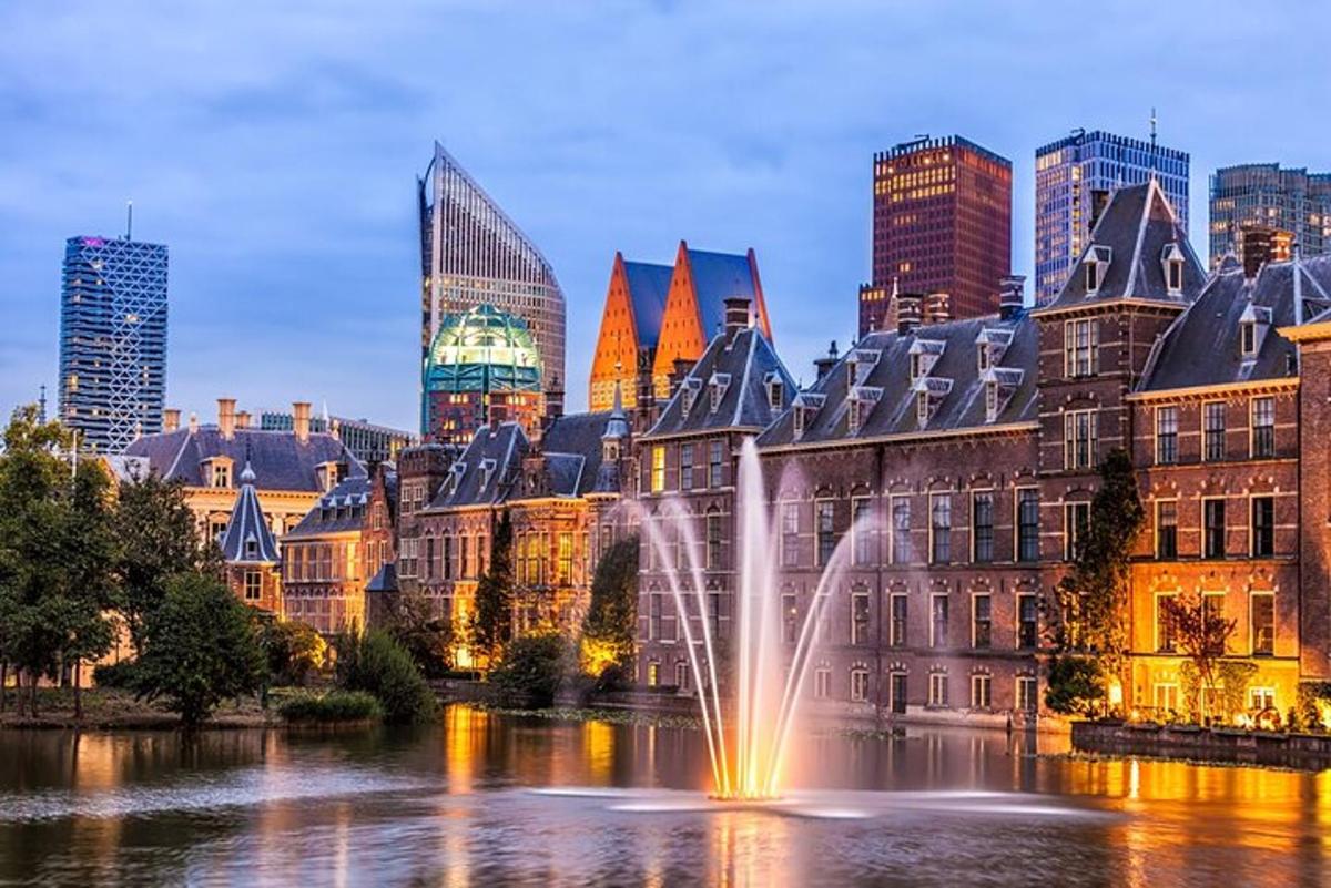 een stad met een fontein voor een gebouw