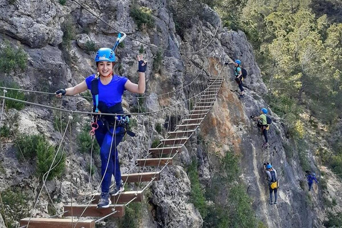 μια γυναίκα σε μια γέφυρα από σχοινί σε ένα βουνό