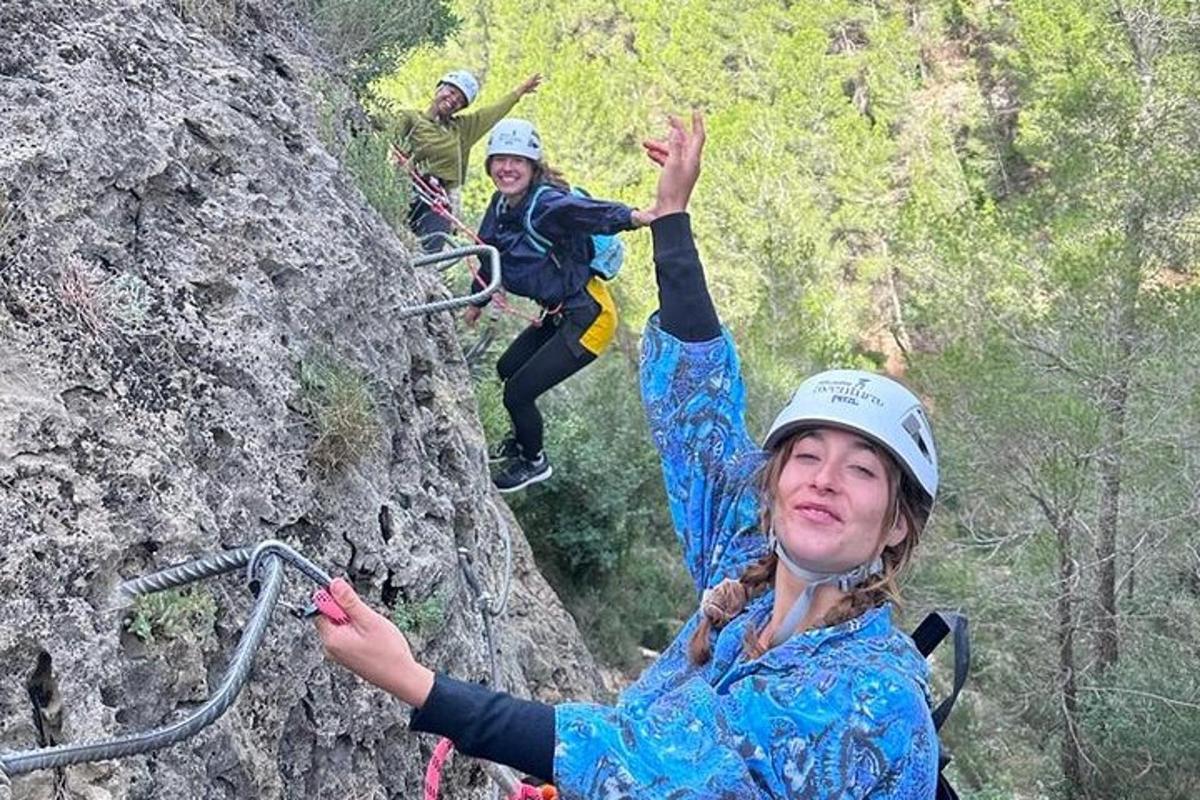 μια ομάδα ανθρώπων που σκαρφαλώνουν σε έναν βράχο