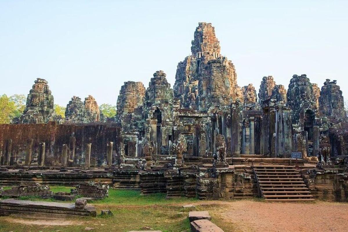 una vista de las ruinas de un templo