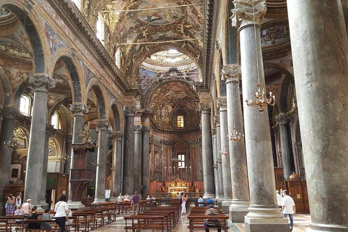 una grande cattedrale con banchi di legno in una chiesa