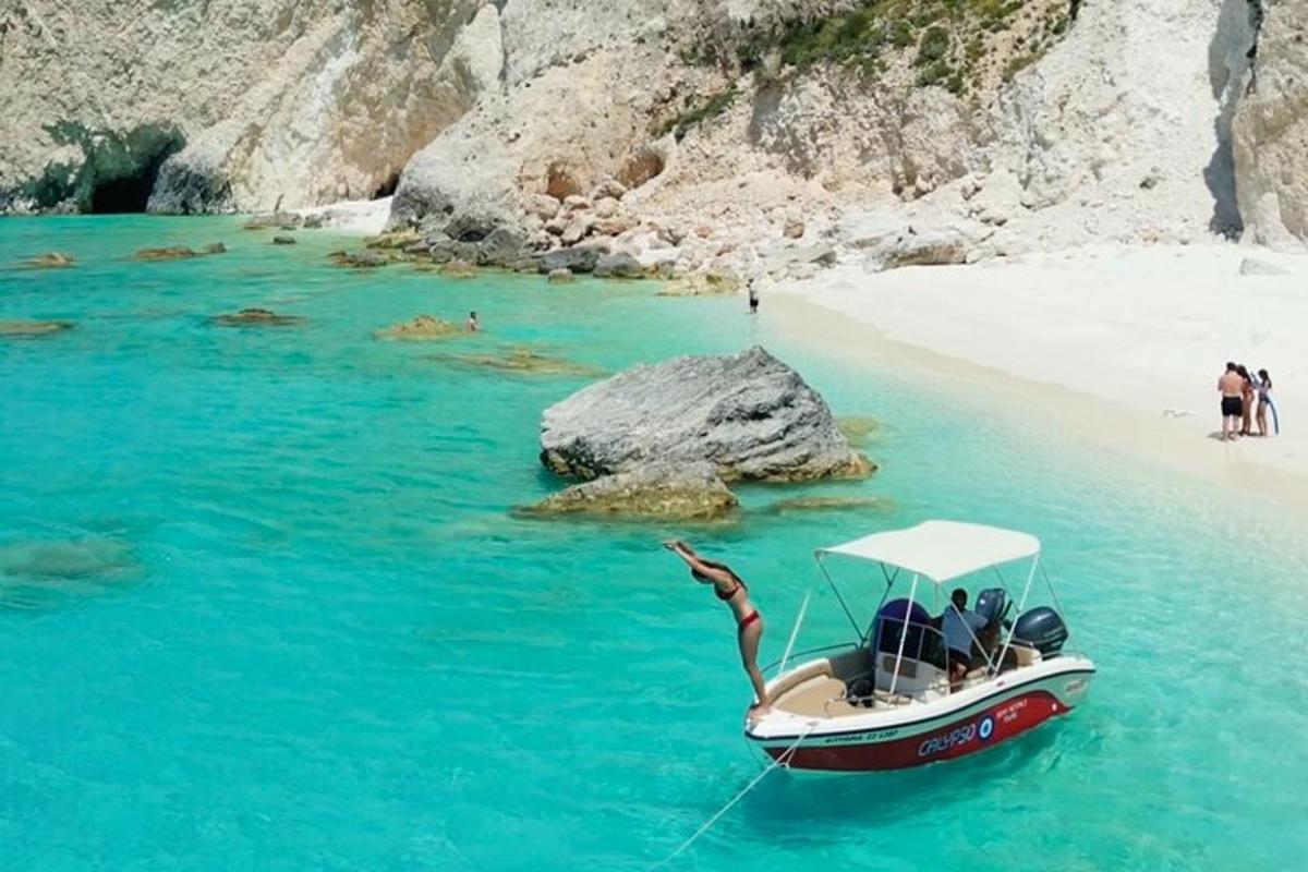 un barco en el agua en una playa