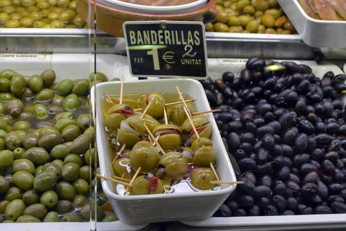 una mostra de fruita en una botiga de queviures amb raïm i olives