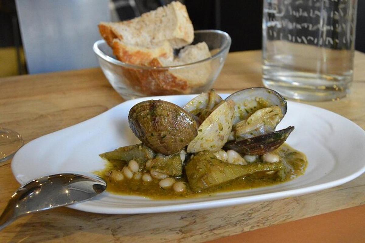 un plat de menjar sobre una taula amb un bol de pa