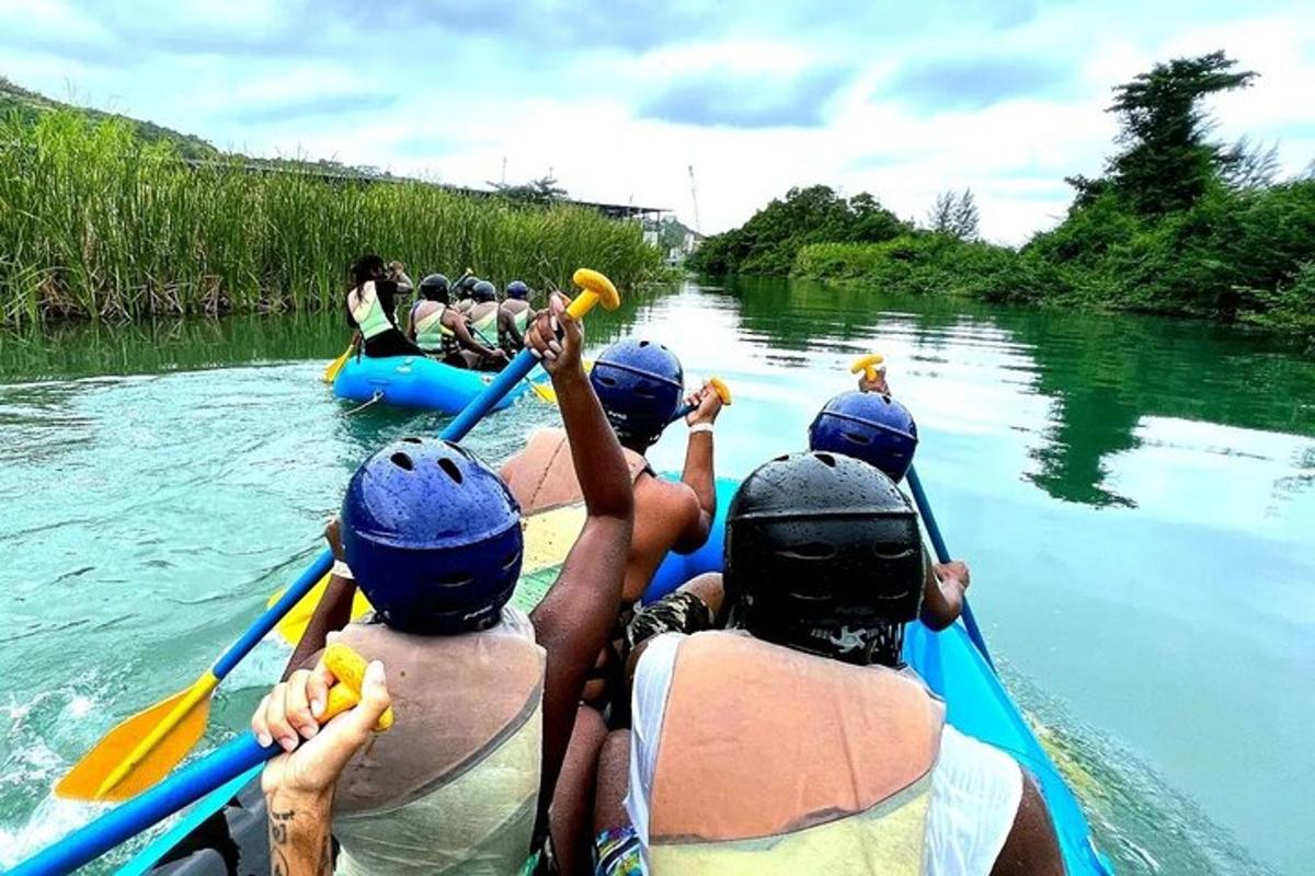 un gruppo di persone in kayak su un fiume