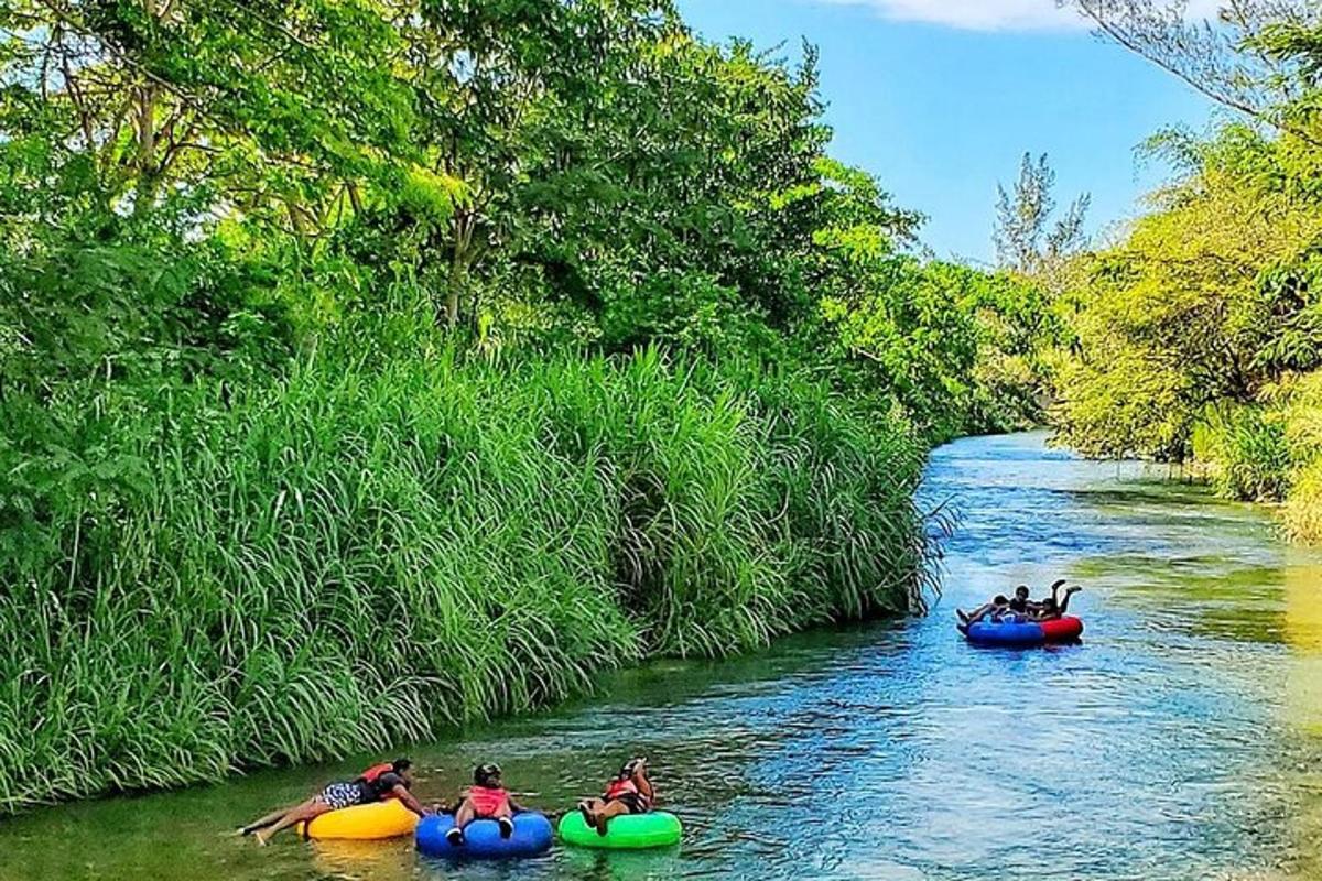 un gruppo di persone che scendono lungo un fiume su zattere
