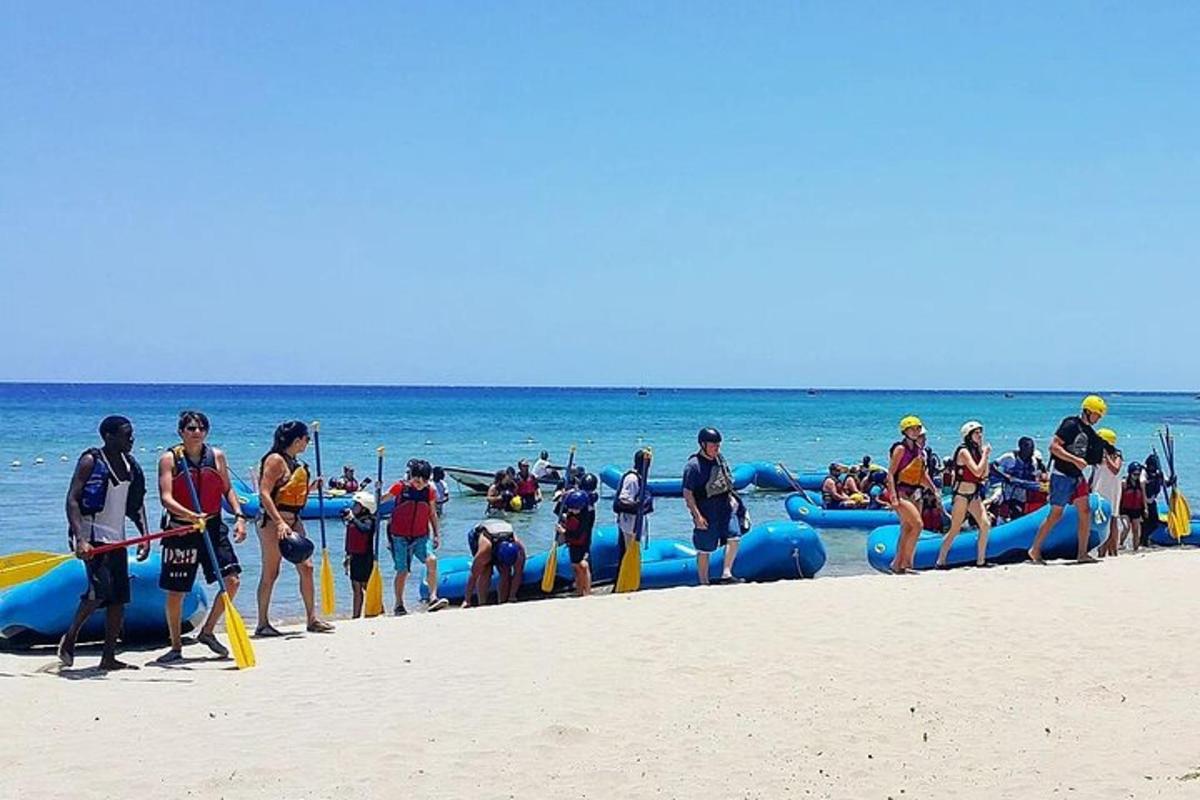 un grup de persones a la platja amb basses