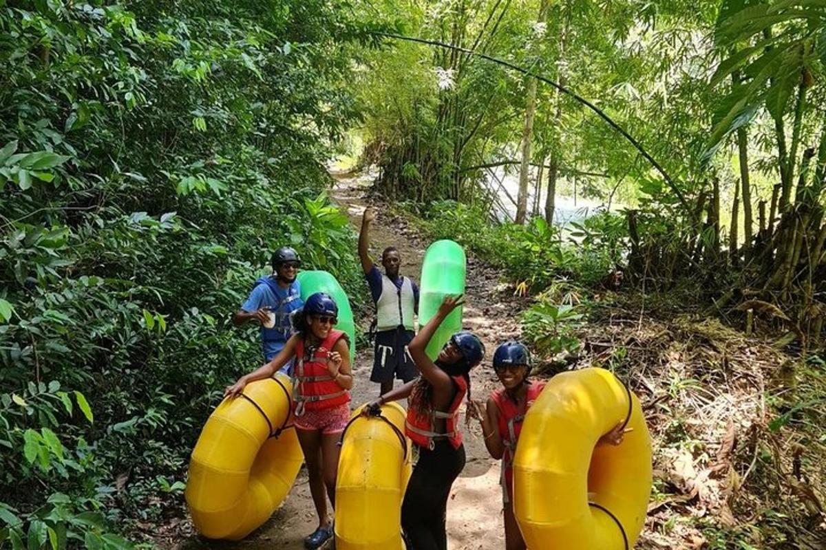un gruppo di persone su un sentiero con zattere in una foresta
