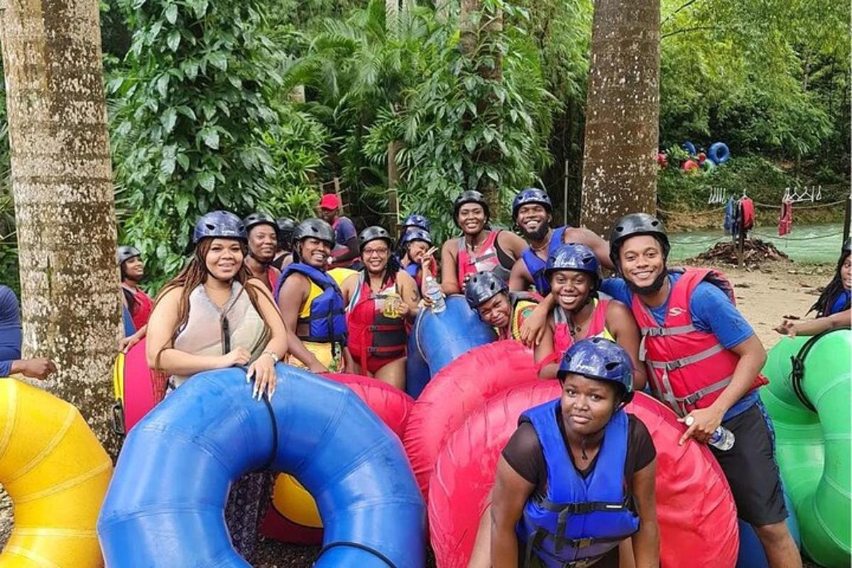 un gruppo di persone in posa per una foto durante un rafting