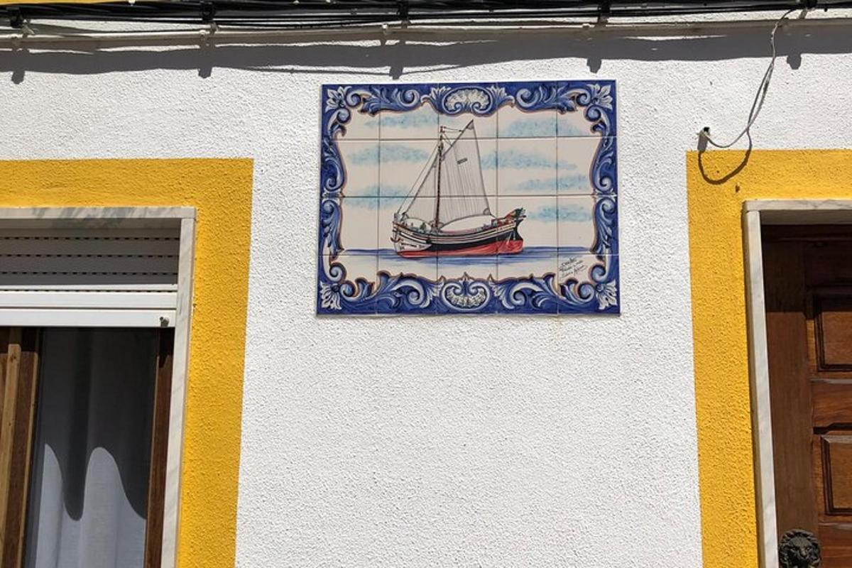 hoone küljel oleva paadi maal