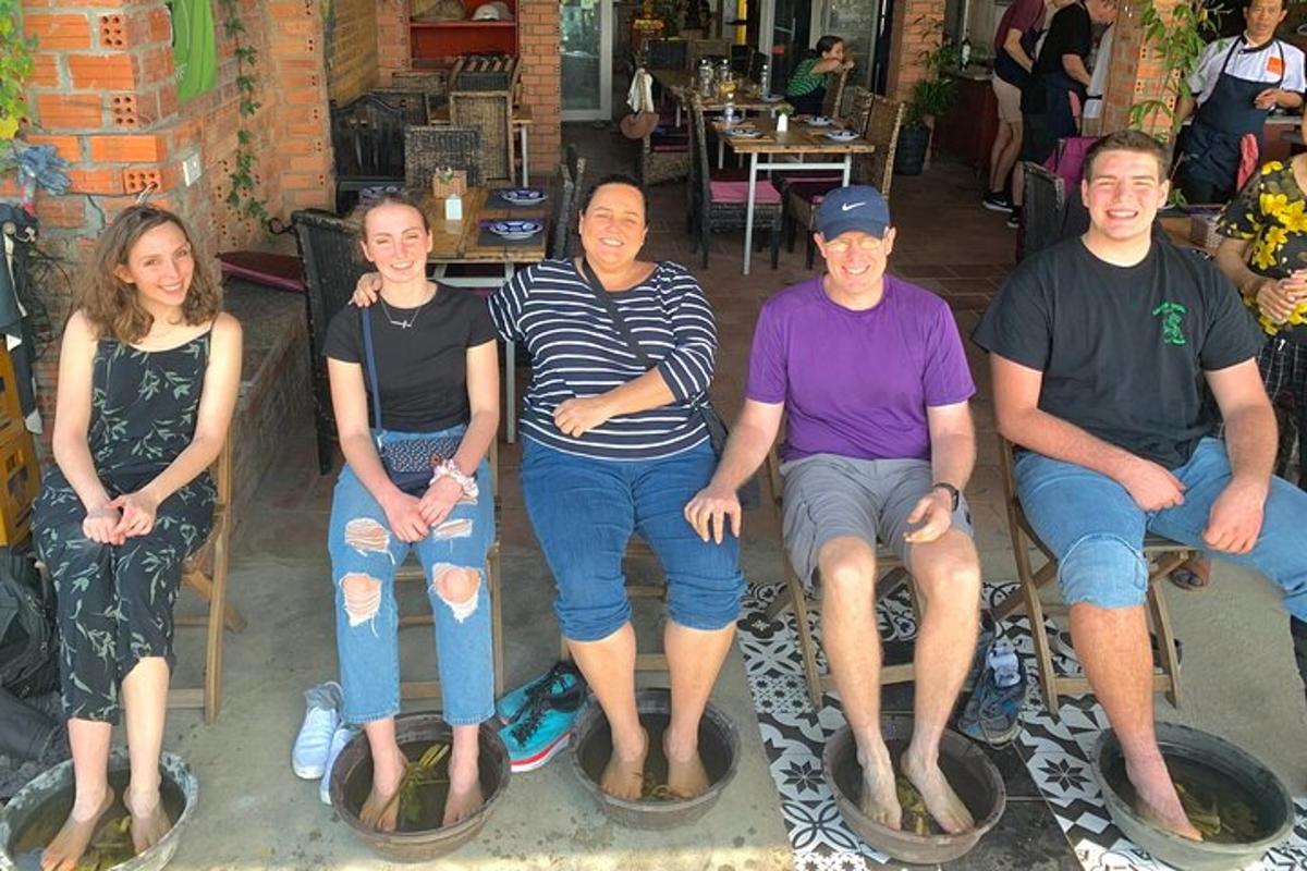 un gruppo di persone sedute su tavole da surf