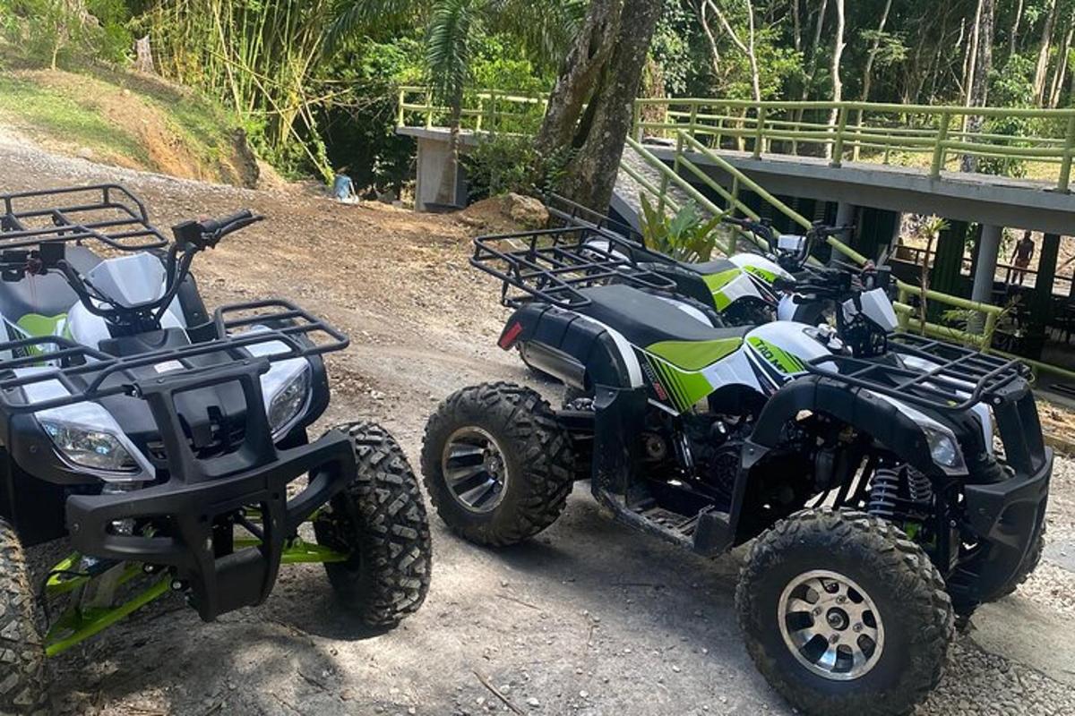 kaks ATV-d ja kaks jalgratast pargitud silla kõrvale