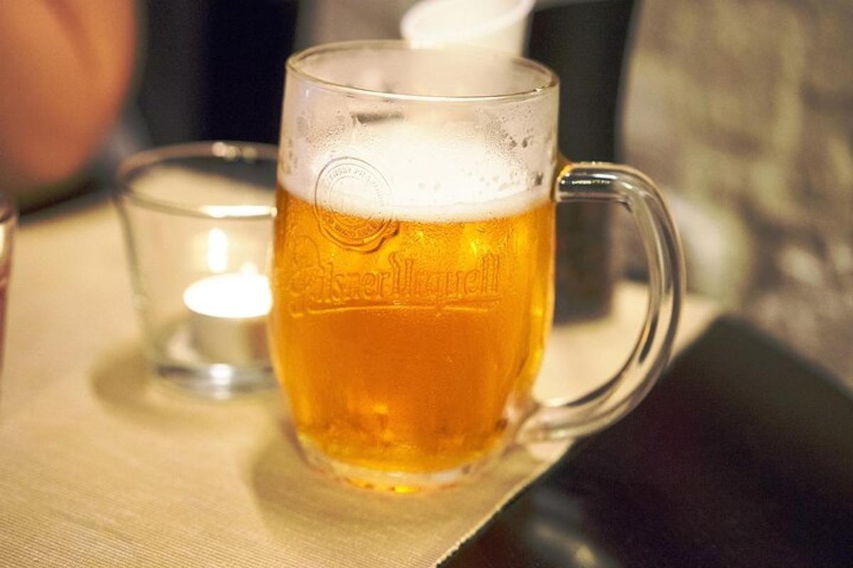 un got de cervesa assegut sobre una taula