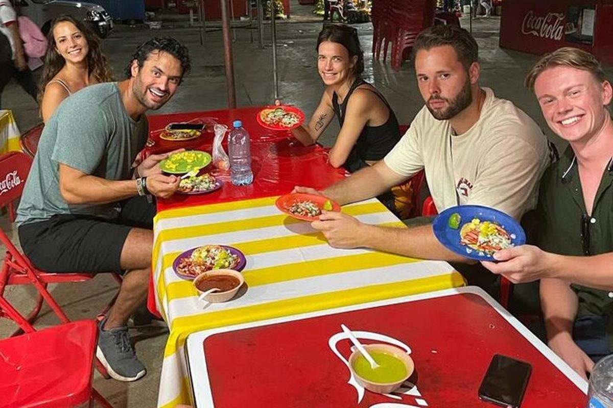 sekumpulan orang duduk mengelilingi meja makan makanan