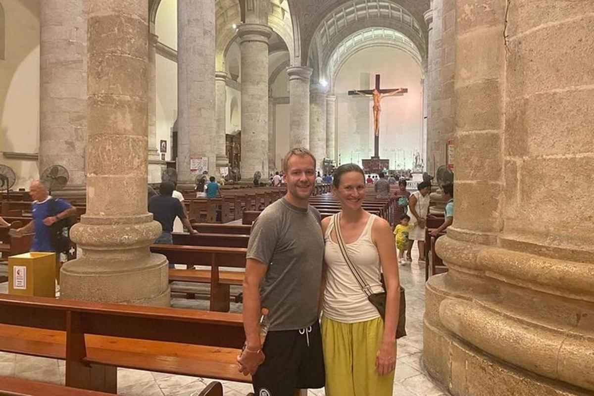 ein Mann und eine Frau stehen in einer Kirche