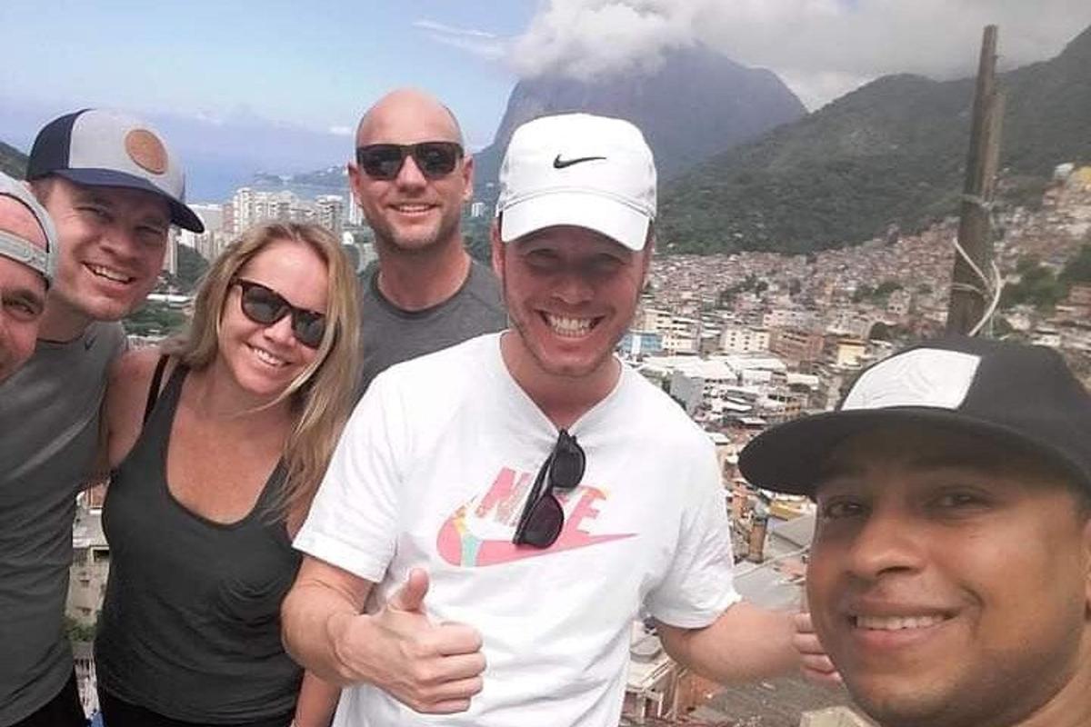 skupina lidí pózujících pro fotografii na hoře