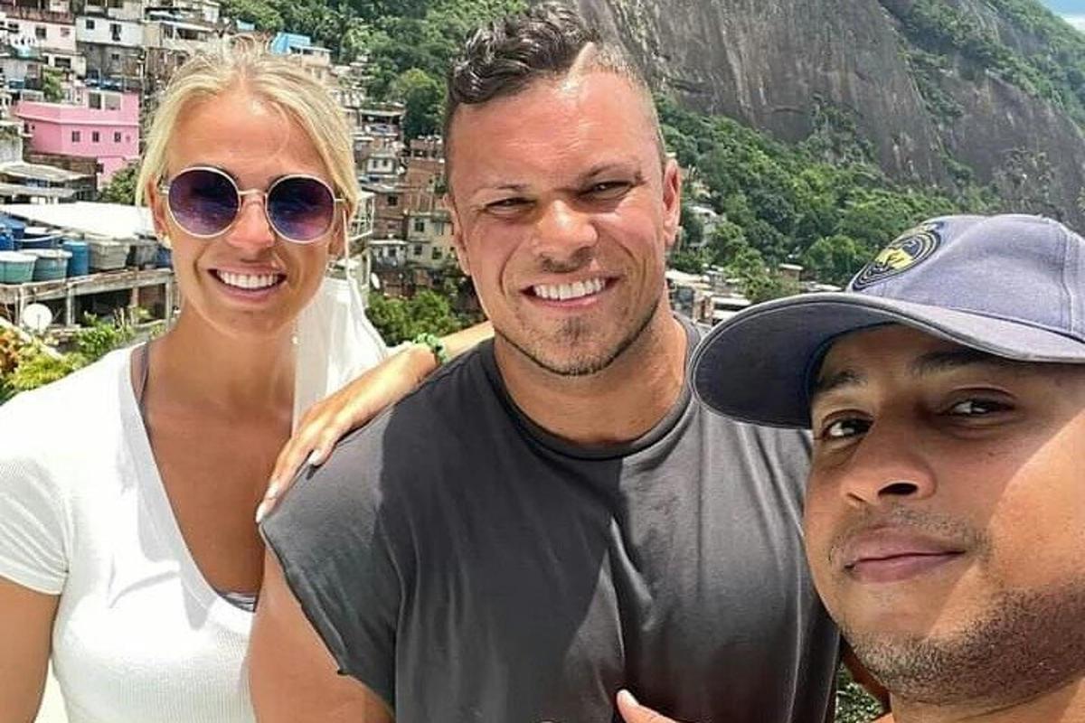 un uomo e una donna posano per una foto