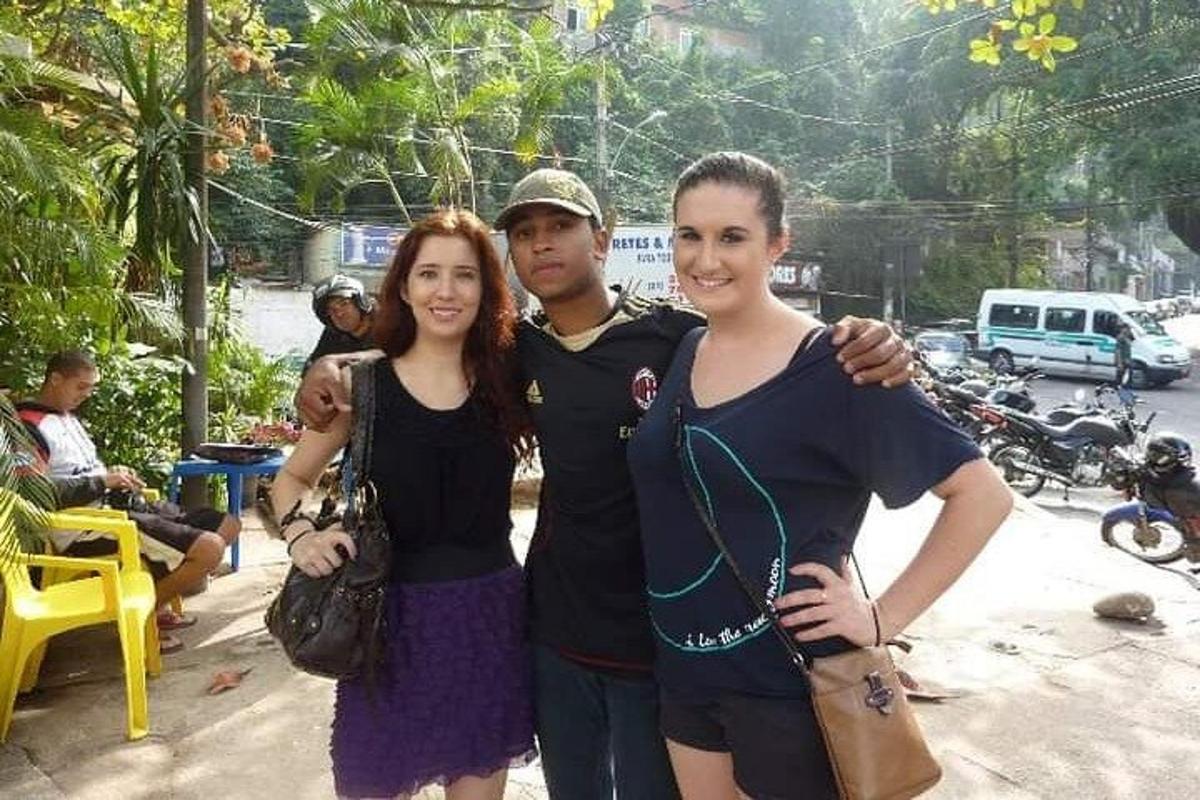 un uomo e due donne posano per una foto