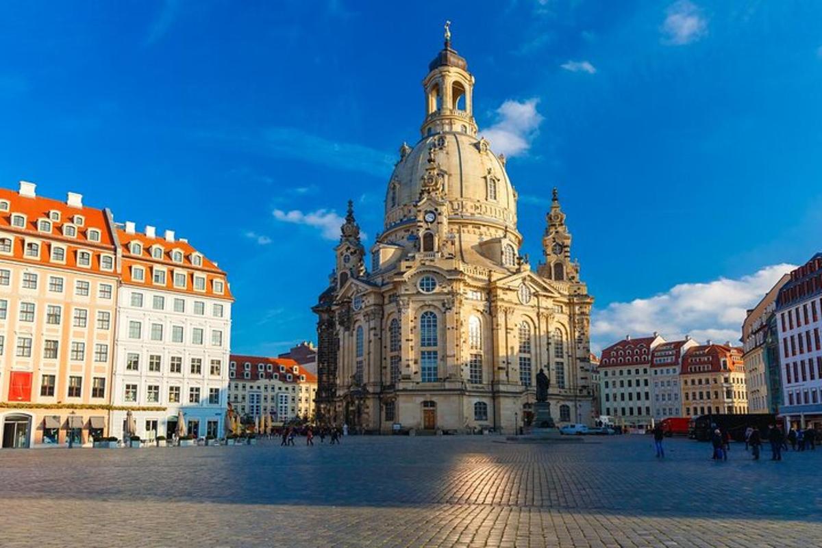 um edifício com uma torre do relógio no topo