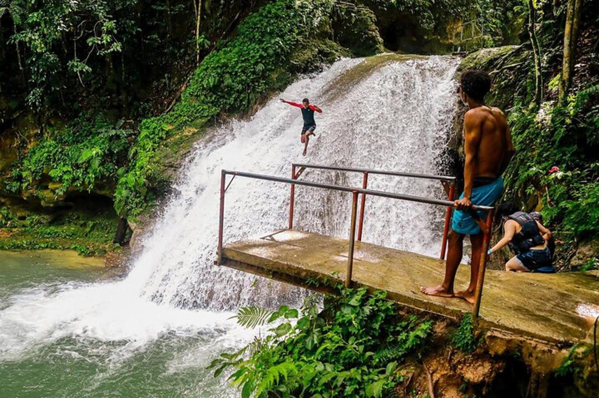 due persone in piedi su una piattaforma di fronte a una cascata