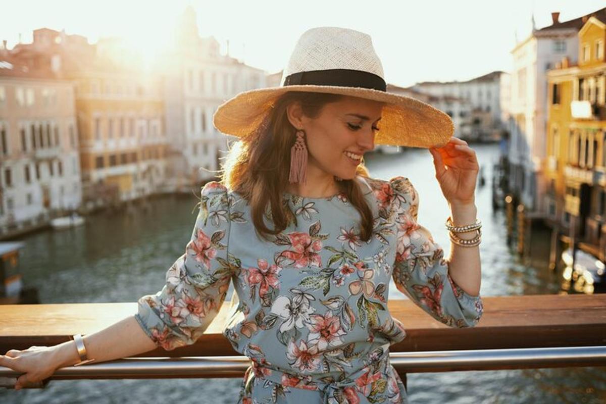 una donna che indossa un cappello in piedi su un ponte