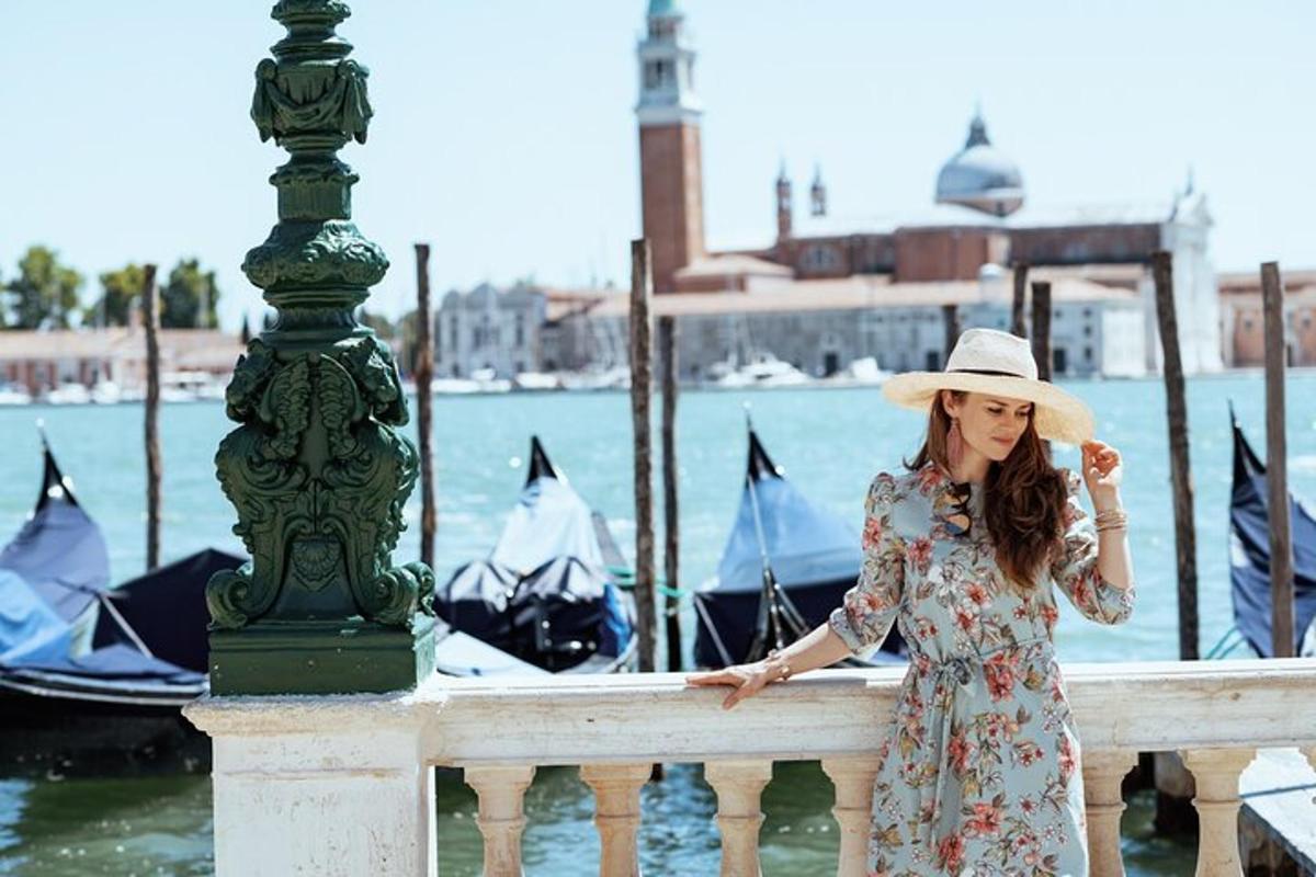 una donna in abito e cappello appoggiata a una ringhiera