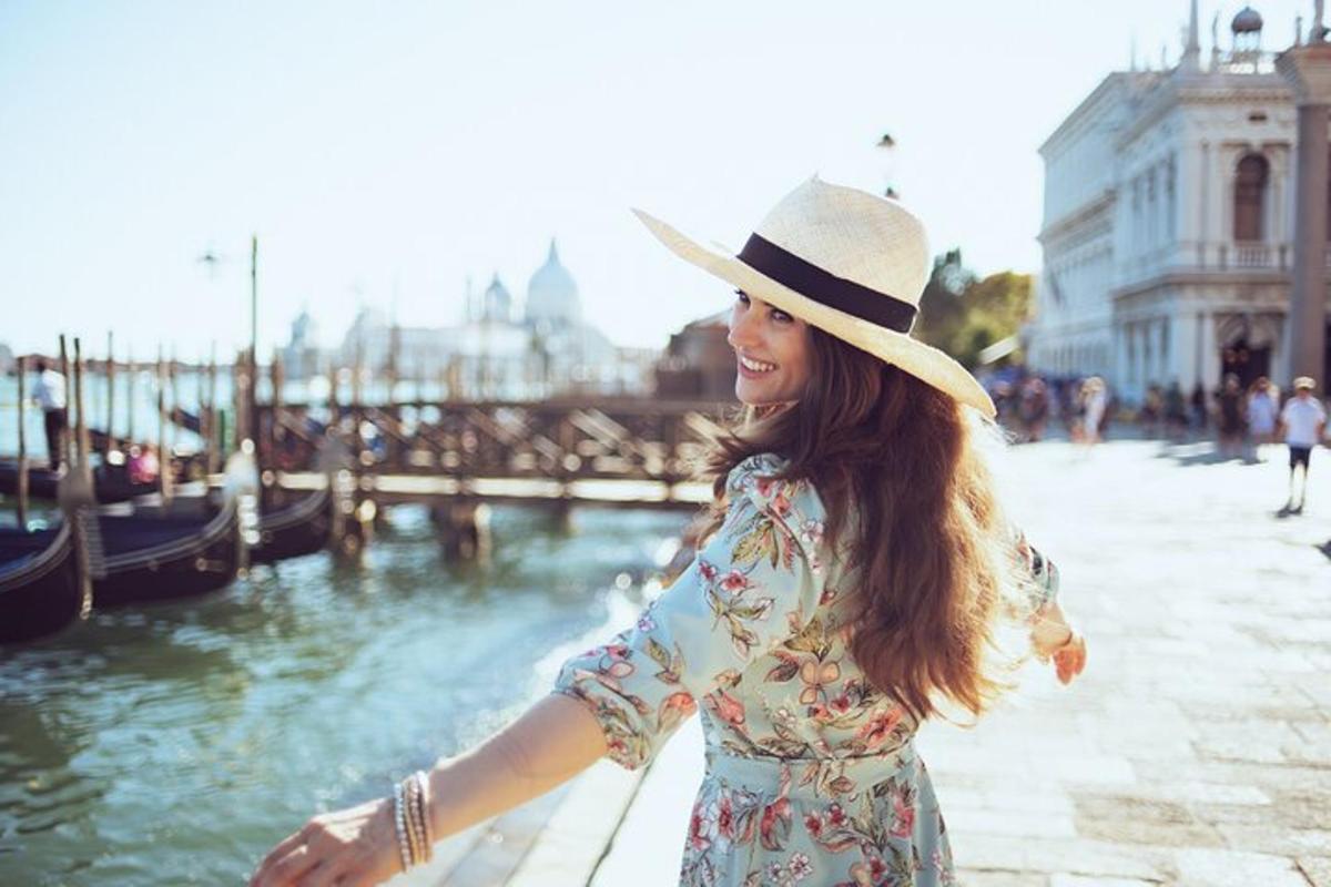 una donna che indossa un cappello in piedi accanto a un canale