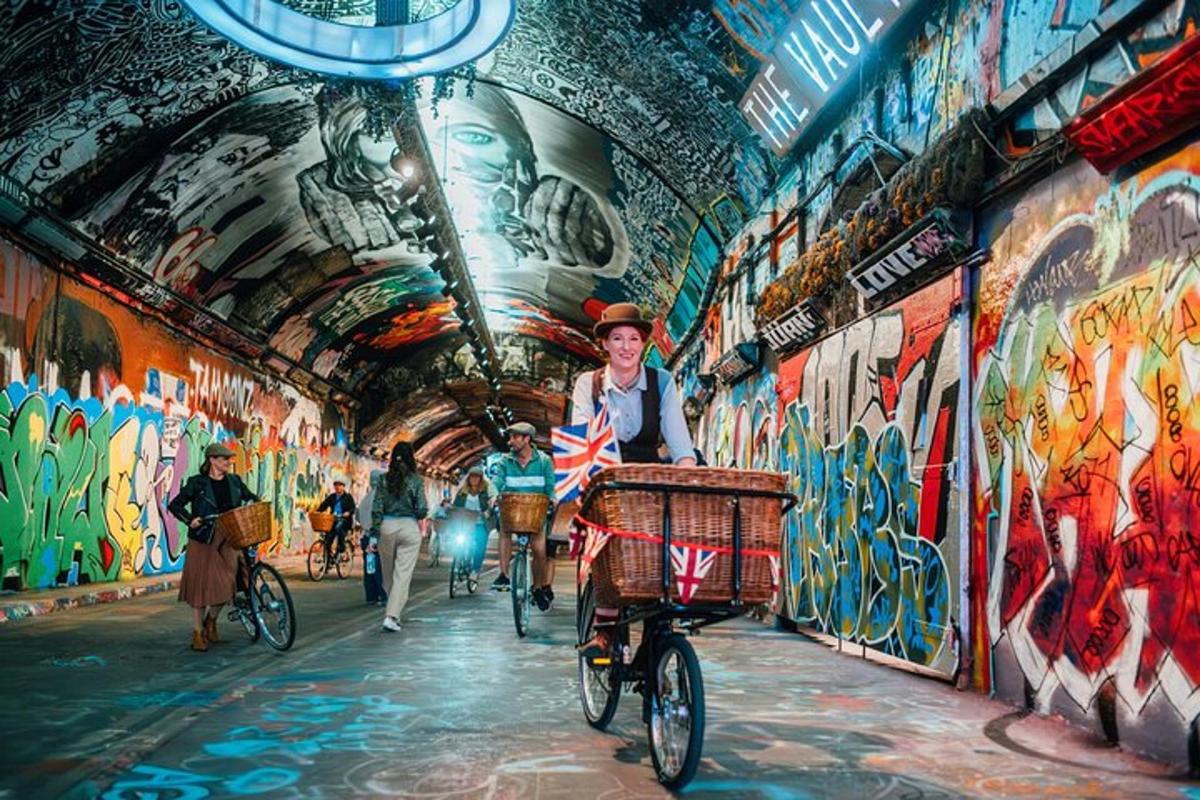 una dona anant en bicicleta en un túnel amb grafits
