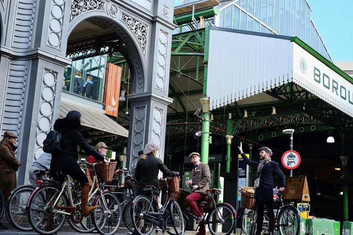 un grup de persones anant en bicicleta per un carrer de la ciutat