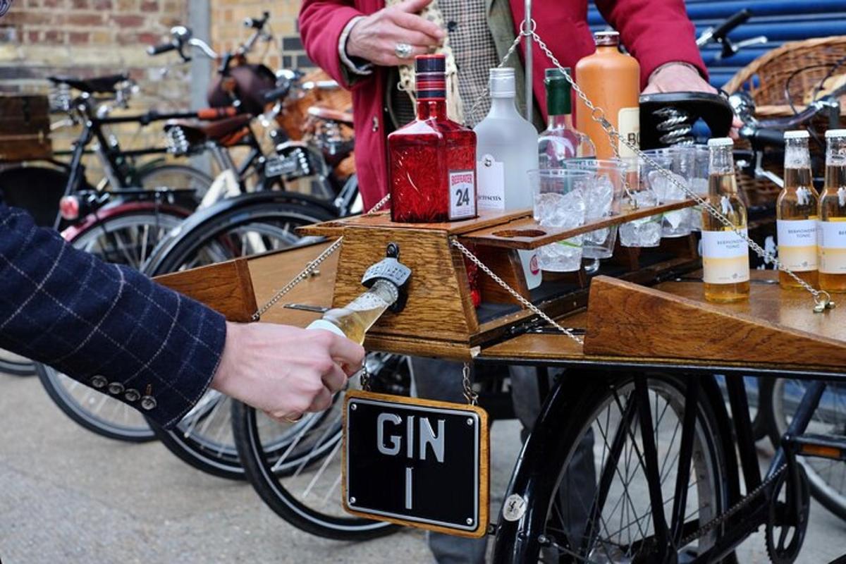 una persona està estirant un carro amb ampolles i alcohol