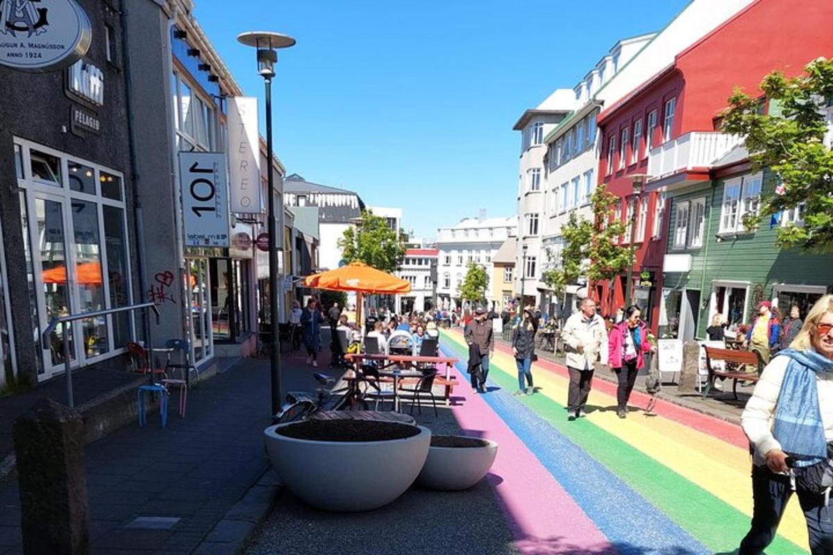 una strada con un arcobaleno dipinto sul marciapiede