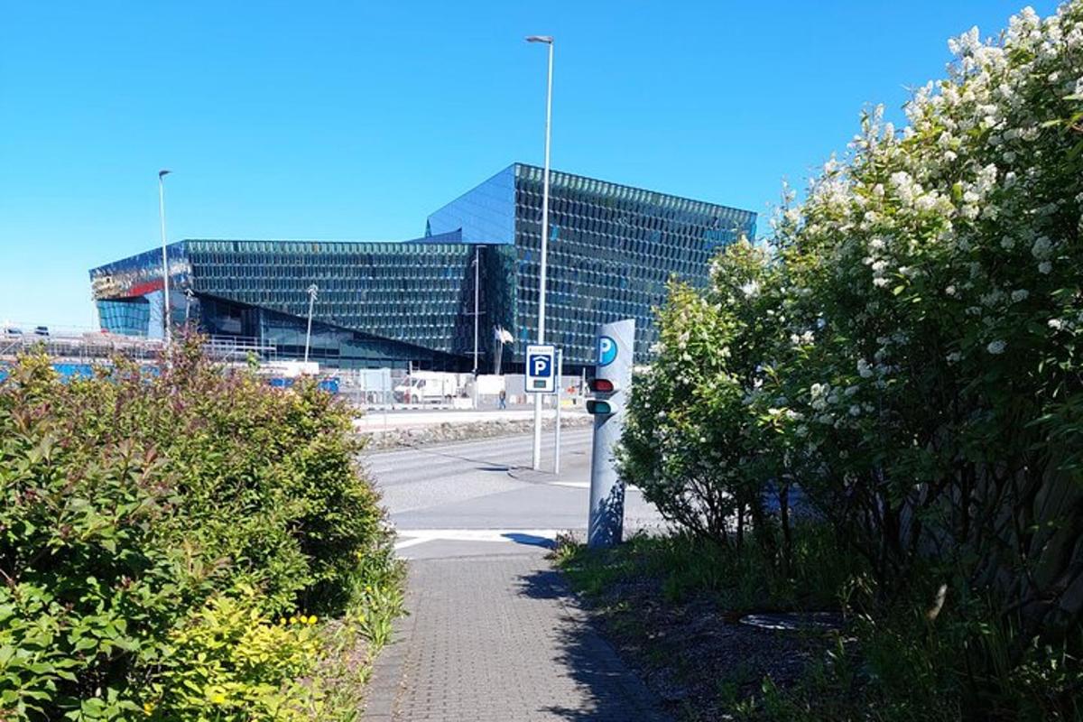 una strada con un parchimetro davanti a un edificio
