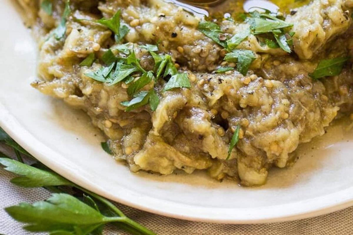 un piatto bianco di cibo su un tavolo