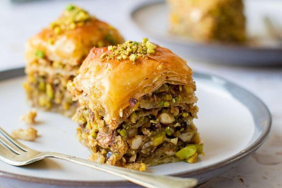 用叉子将食物放在盘子里
