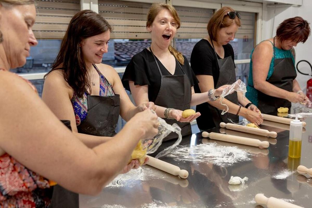un gruppo di donne in cucina che preparano il cibo