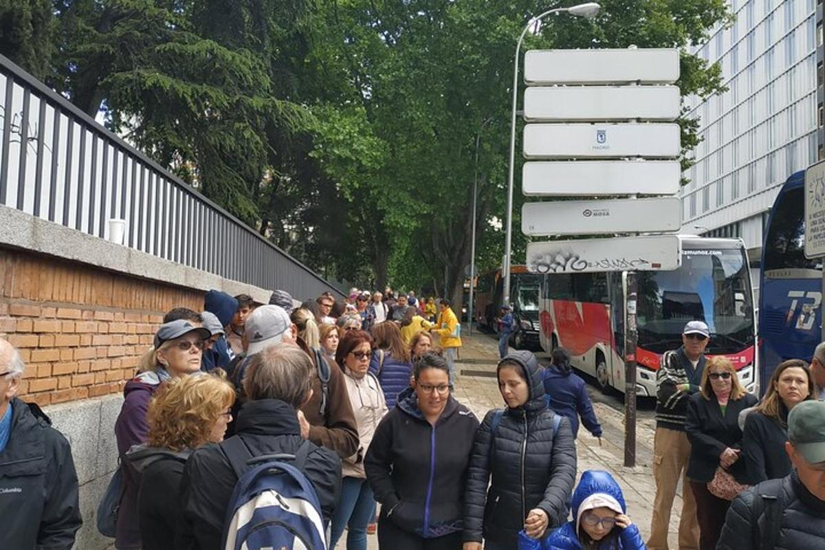 dav lidí jdoucích po ulici