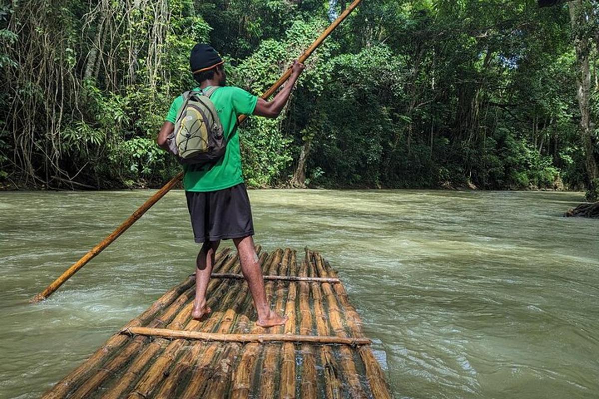 un uomo in piedi su una zattera in un fiume