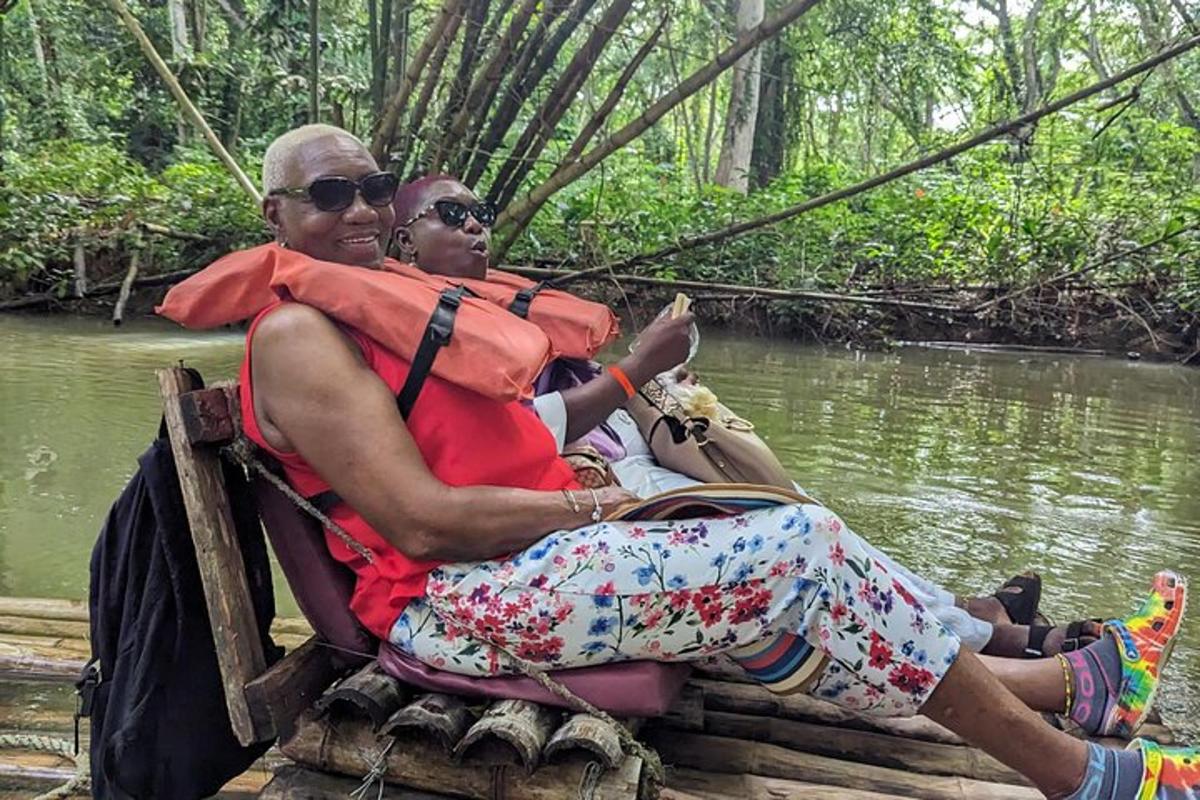 due persone sedute su una zattera su un fiume