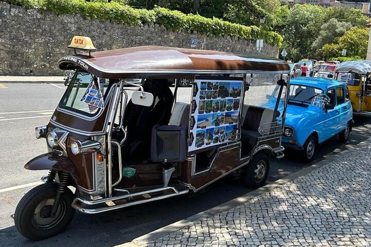 toidukäru kõrvale pargitud väike auto