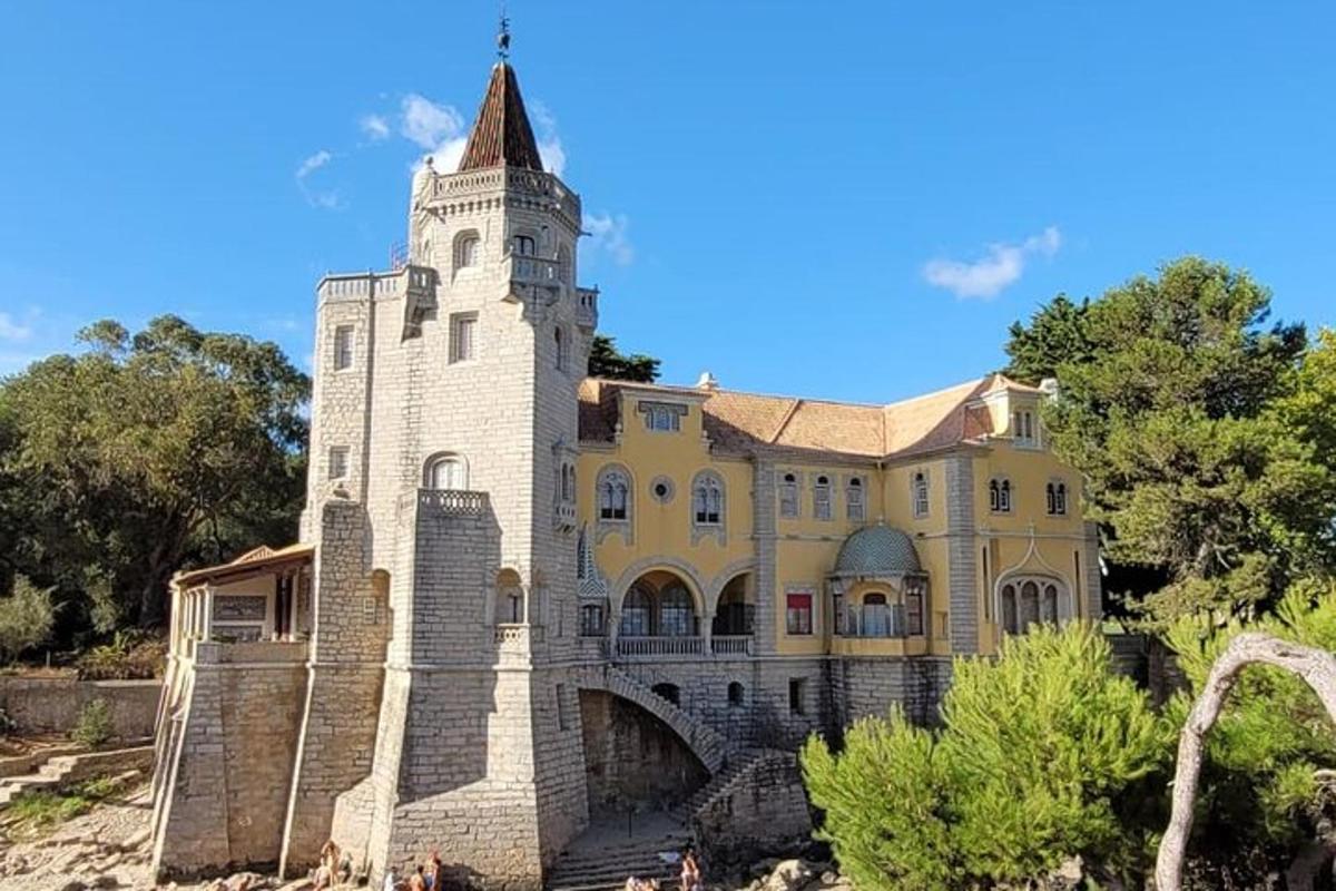 stará budova s věží na vrcholu