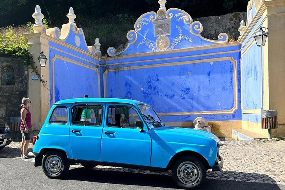 une voiture bleue garée devant un bâtiment bleu