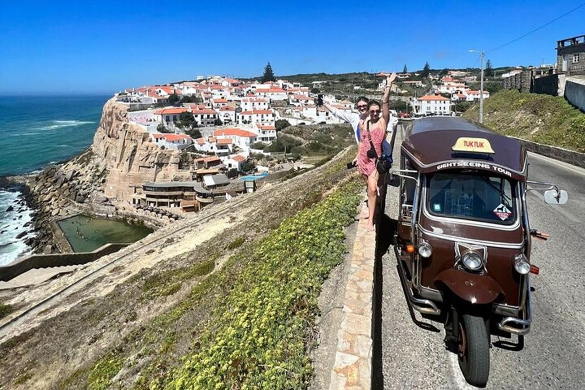 Ένας άντρας στέκεται δίπλα σε ένα τρένο στην πλαγιά ενός βουνού