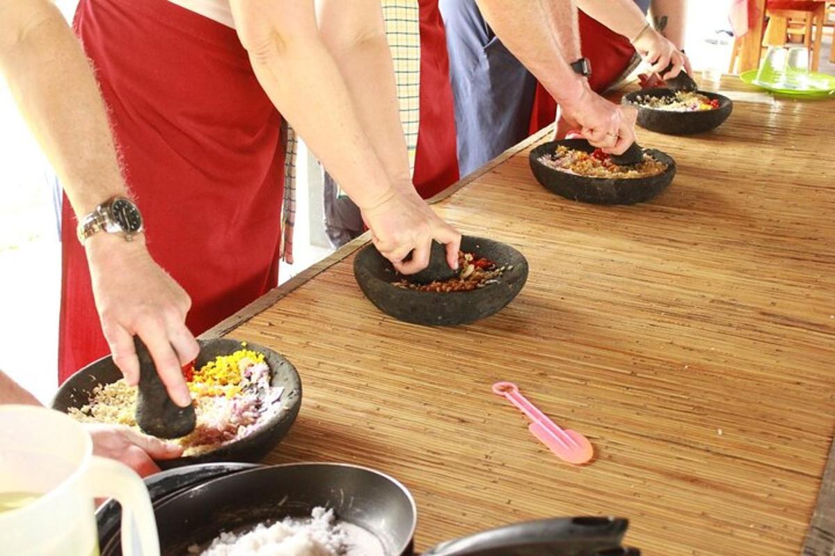 sekumpulan orang menyediakan makanan dalam mangkuk hitam di atas kaunter