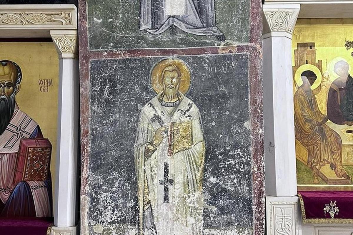 un grande dipinto di un papa in una chiesa
