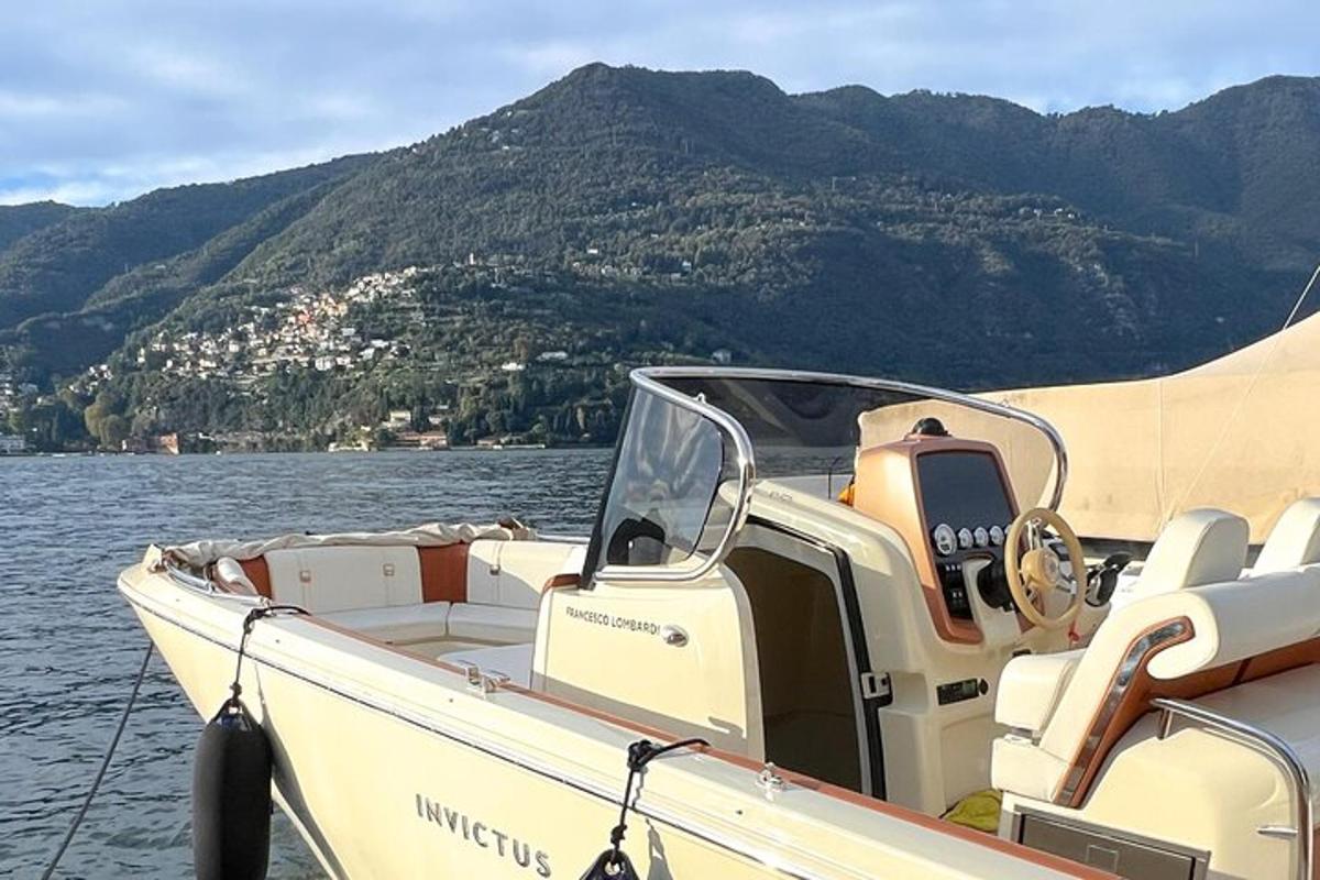 un vaixell blanc a l'aigua amb una muntanya al fons